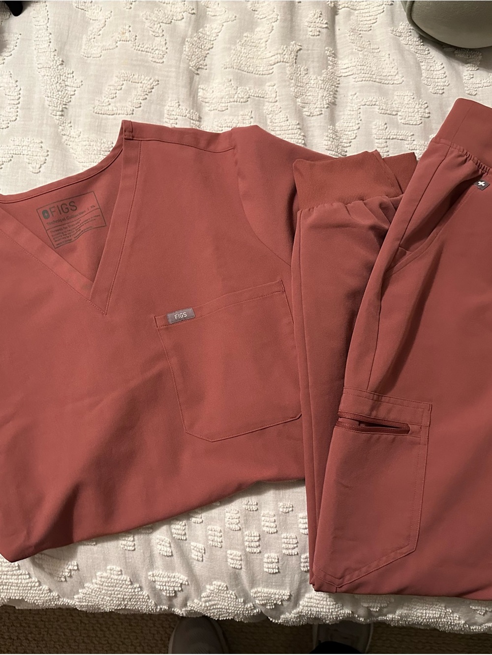 FIGS Women’s Scrub set in Dusty Rose XL Catarina top and L Zamora joggers